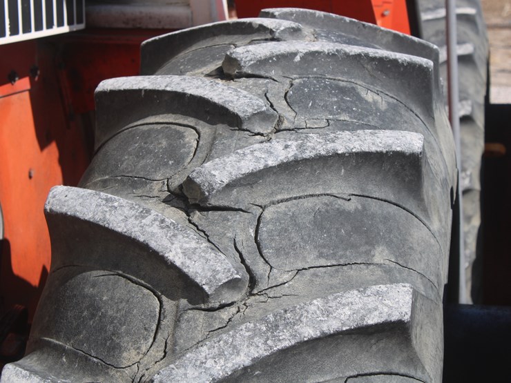 #1015-•-case-4490-tractor-image-14