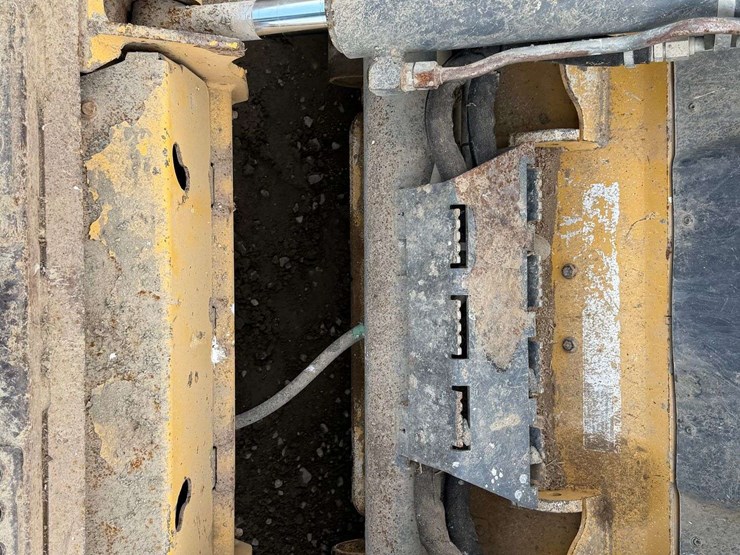 2010-john-deere-329d-image-31