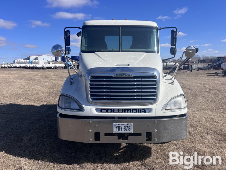 2004-freightliner-columbia-120-image-2