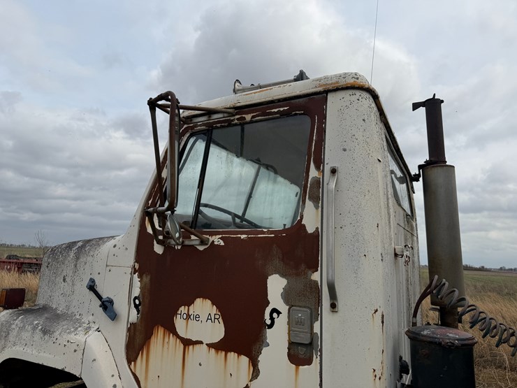 #41247-•-inop-1978-international-f-2275-daycab-truck-image-24