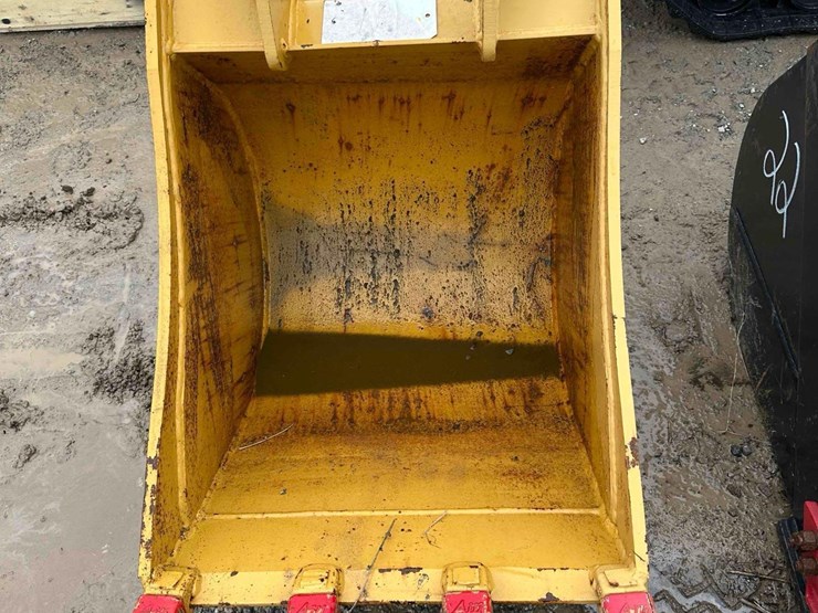 24"-cat-backhoe-bucket-image-2