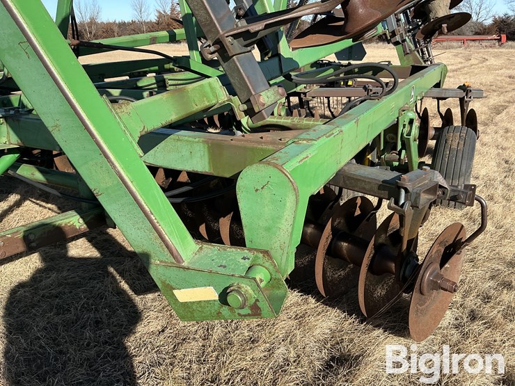 john-deere-335-image-12