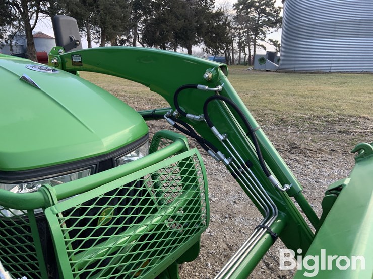 2015-john-deere-3046r-image-16