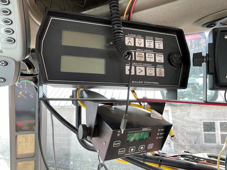 #3200-•-case-8575-square-baler-image-44