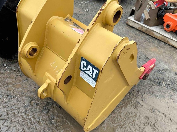 26"-cat-backhoe-bucket-with-side-cutters-image-4