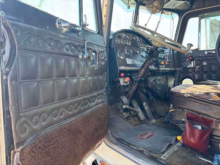1982-peterbilt-389-image-11
