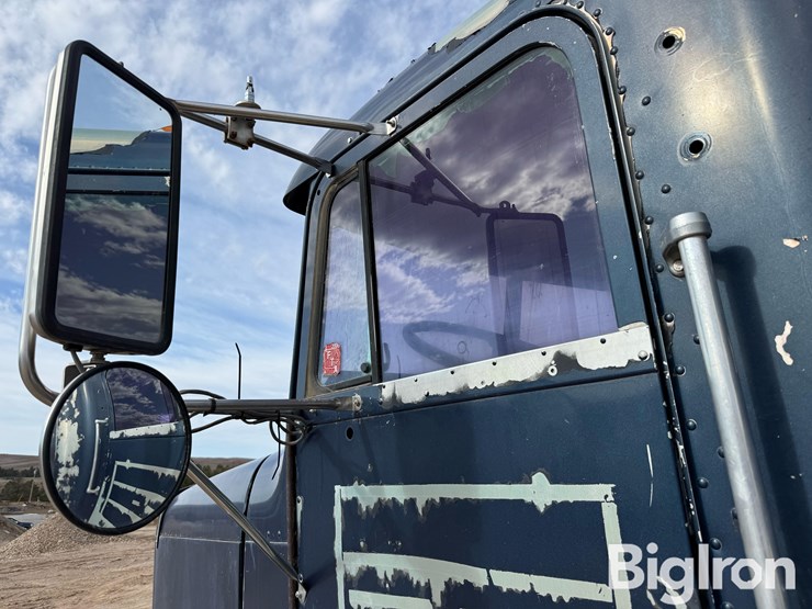 1993-freightliner-fld120-image-9