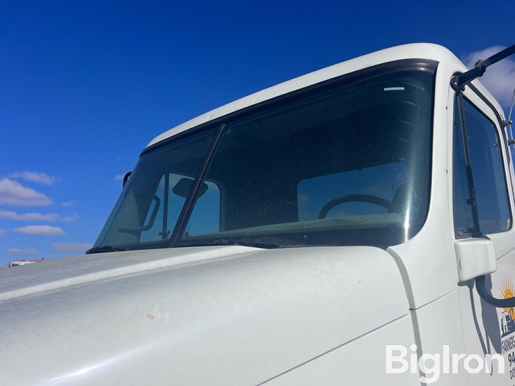 2004-freightliner-columbia-120-image-14