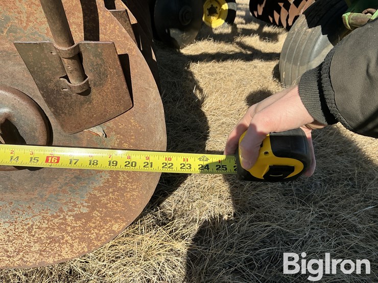 john-deere-335-image-16