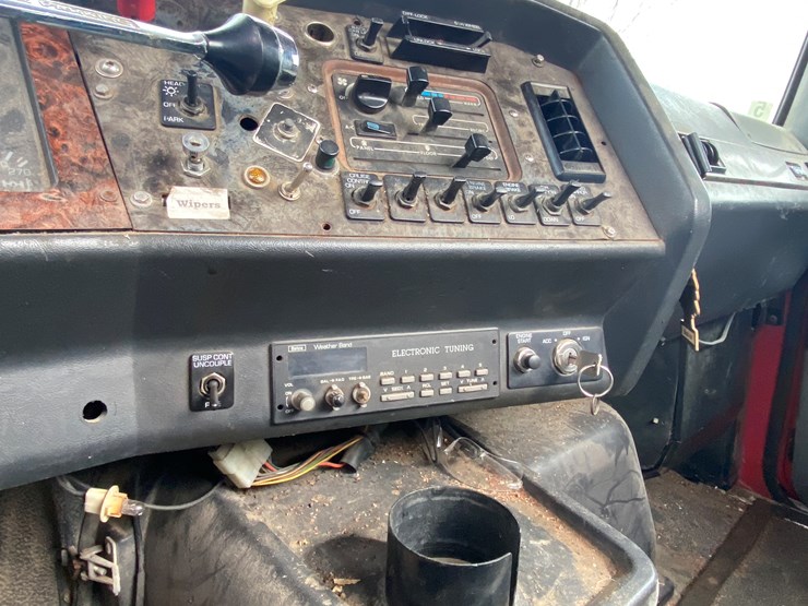 #1152-•-1994-white-gmc-tandem-axle-semi-(has-wi-title)-(non-runner)-(shawano,-wi)-image-34