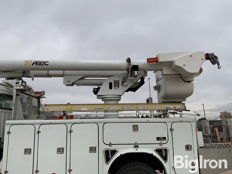 2009-freightliner-m2-106-image-10