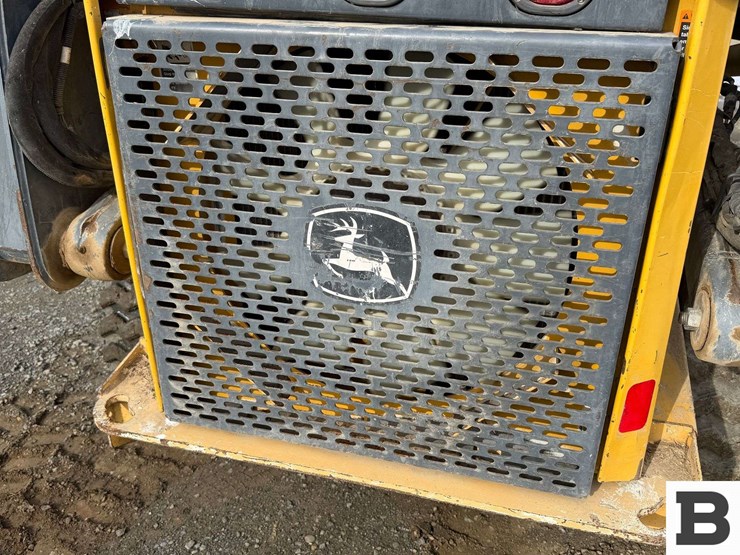 2010-john-deere-329d-image-17