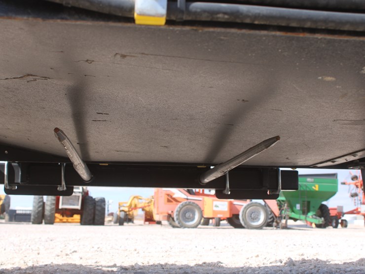 #1017-•-yellow-x24-bale-shredder-image-30