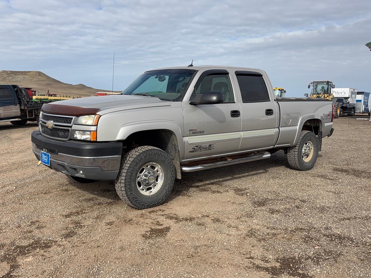 2004-chevrolet-k2500hd-pickup-image-1