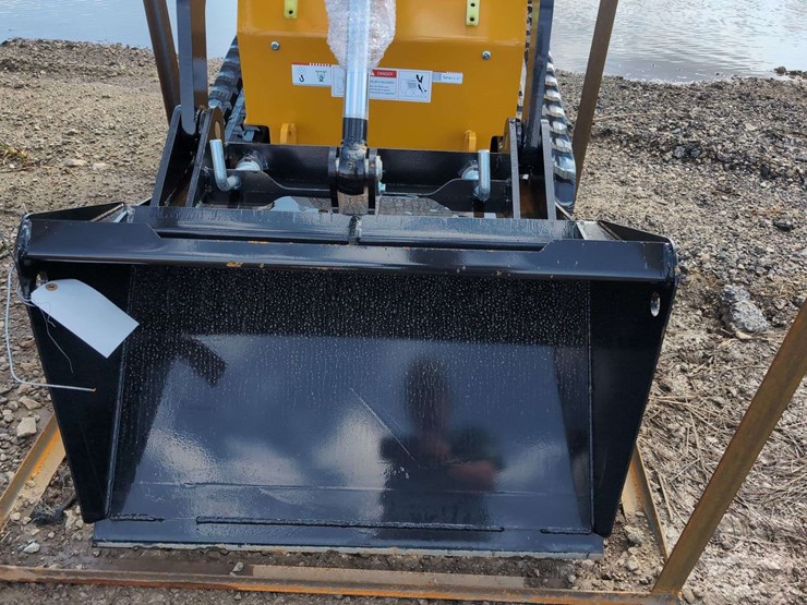 agt-mini-crawler-skid-steer-mx-crt23-*-front-light-bracket-damage-review-photos-image-4