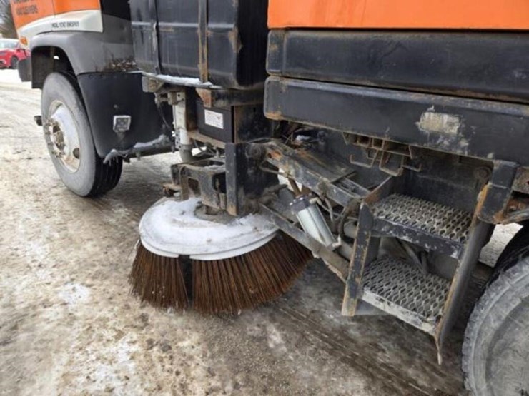 2009-gmc-t7500-image-22