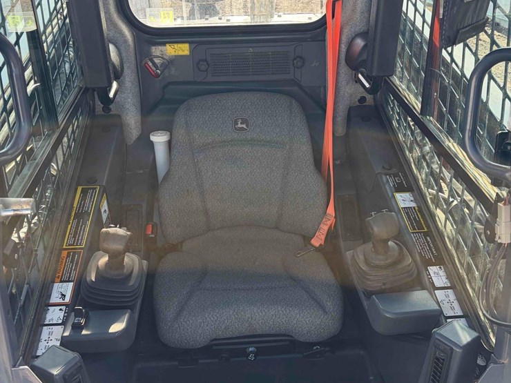 2022-deere-333g-image-12