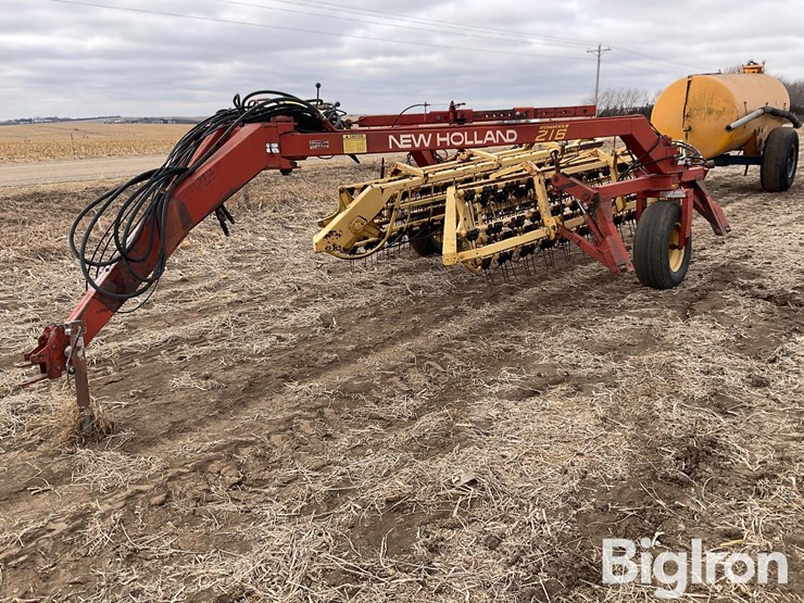 new-holland-216-image-1