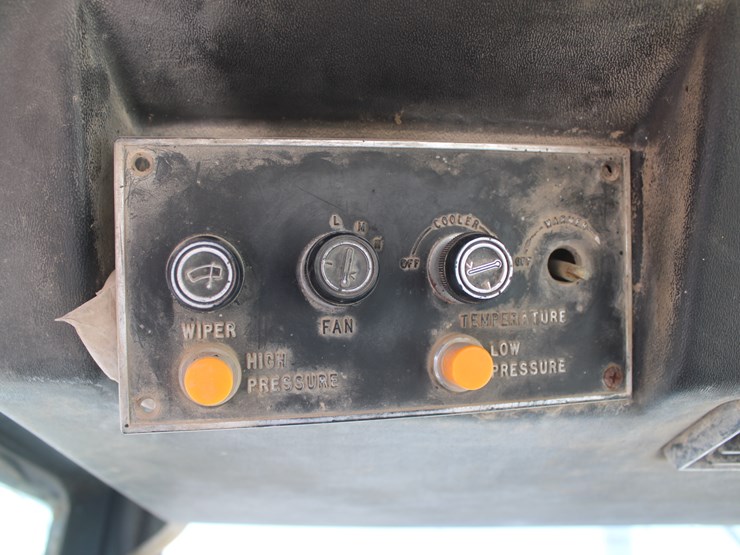 1980-versatile-875-image-90