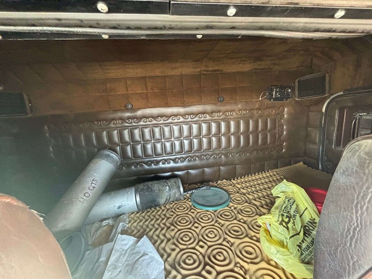 1982-peterbilt-389-image-23