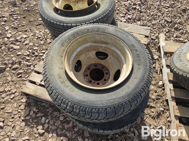 16.5"-tires-on-8-bolt-steel-dually-rims-image-9