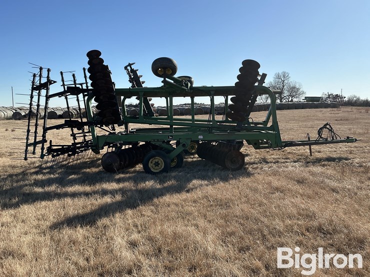 john-deere-335-image-4