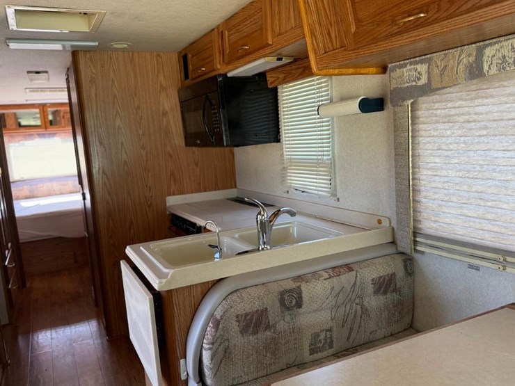 2001-damon-seabreeze-motorhome-image-7