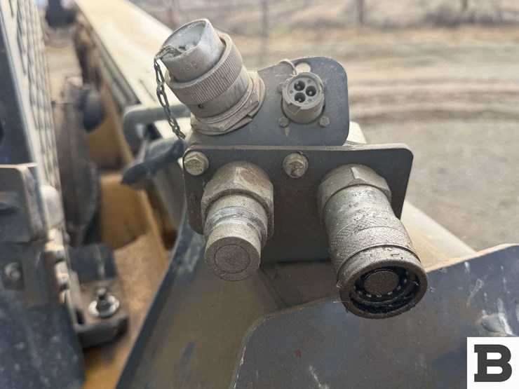 2010-john-deere-329d-image-32