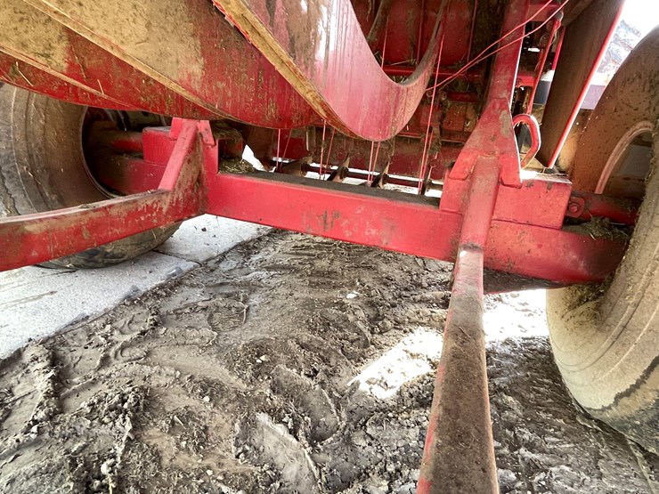 #3200-•-case-8575-square-baler-image-32