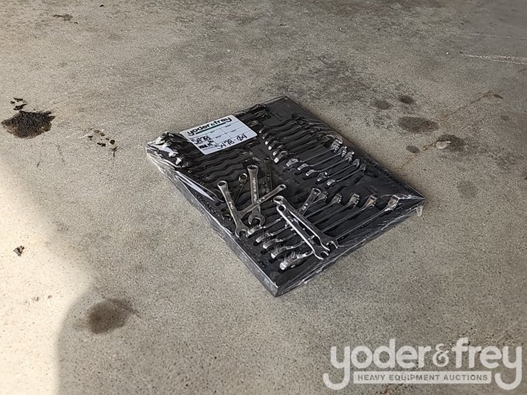 unused-32pc-combination-wrench-set-c/w-case,-grip-image-3