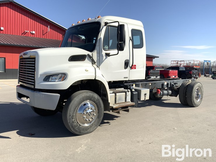 2012-freightliner-m2-106-image-1