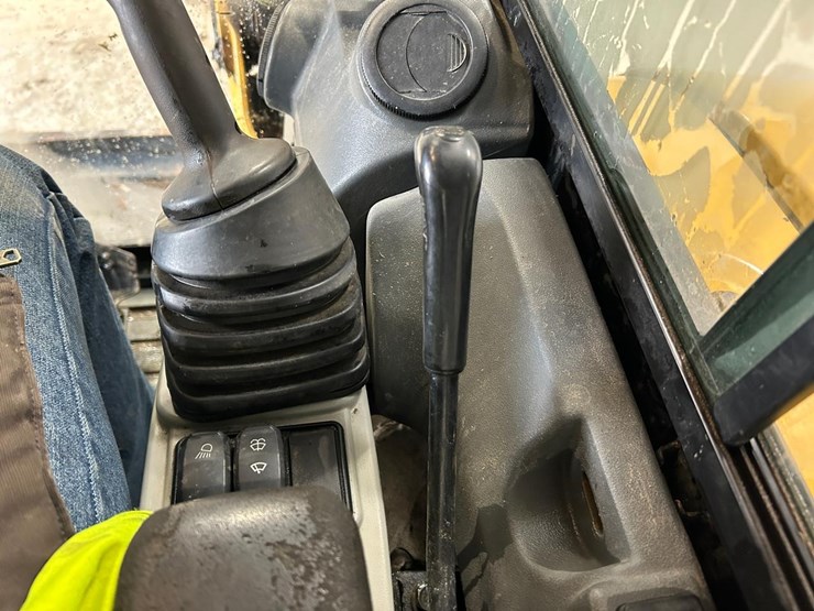 2016-caterpillar-305.5e2-image-24