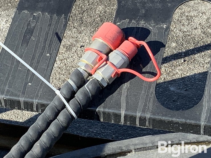 2025-massey-ferguson-730-image-15