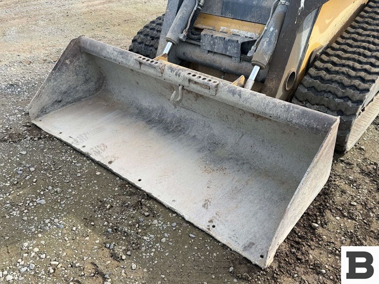 2010-john-deere-329d-image-8