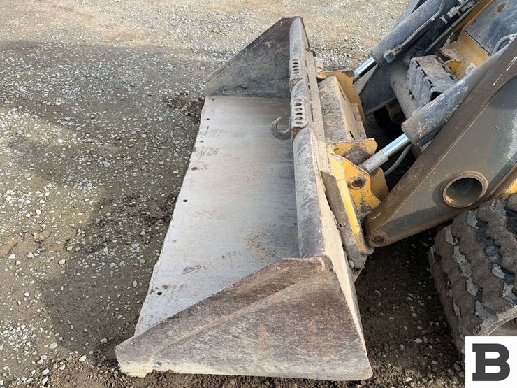 2010-john-deere-329d-image-9