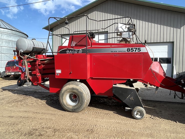 #3200-•-case-8575-square-baler-image-4