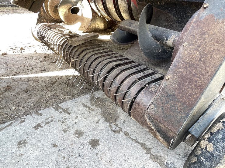 #3200-•-case-8575-square-baler-image-9