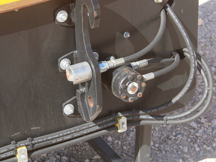 #1017-•-yellow-x24-bale-shredder-image-25