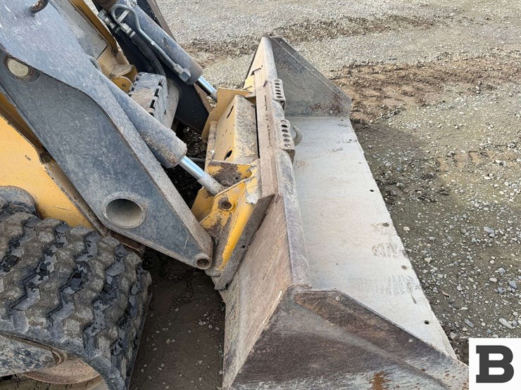 2010-john-deere-329d-image-30