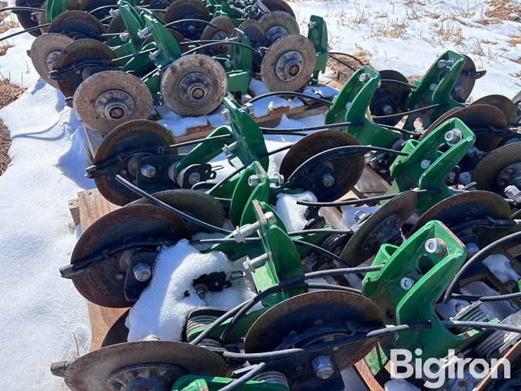 john-deere-rear-mount-disc-fertilizer-for-planter-image-9