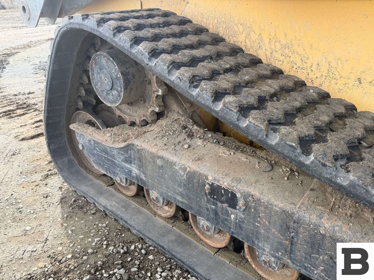 2010-john-deere-329d-image-26