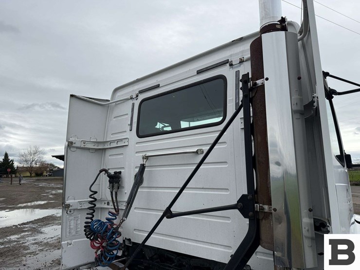 2001-volvo-vnl-tractor-truck---albany,-or-image-30