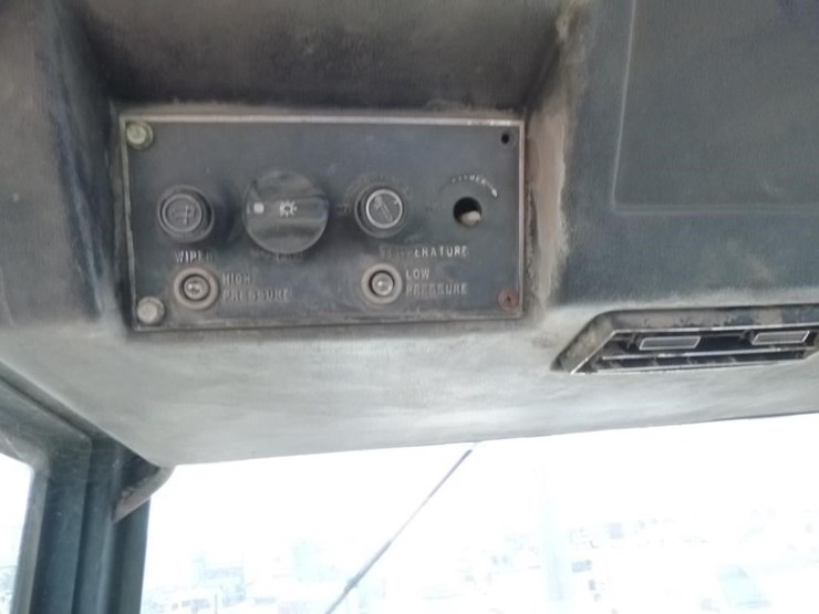 1982-versatile-875-image-10