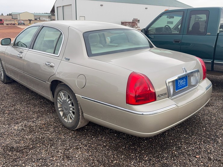 2008-lincoln-town-car-image-2