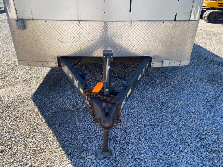 #1274-•-middlebury-tandem-axle-enclosed-trailer-(has-wi-title)-(helenville,-wi)-image-2