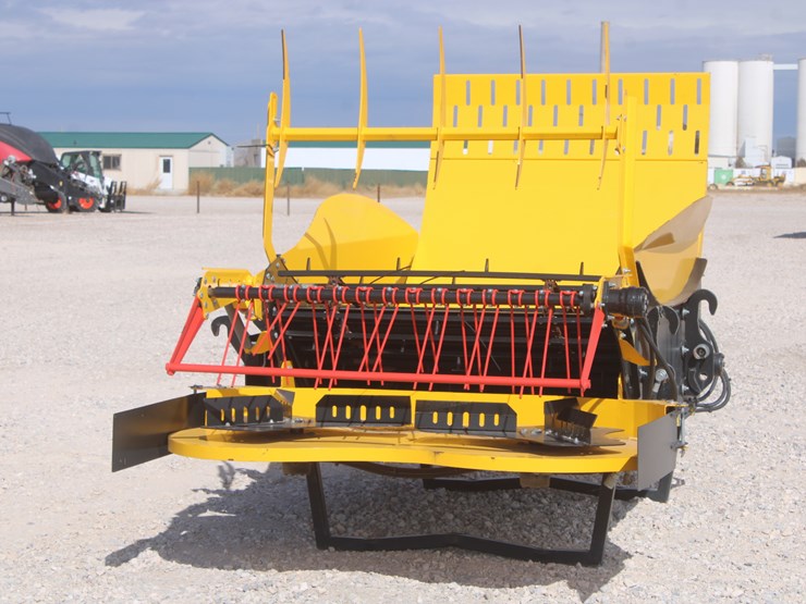 #1017-•-yellow-x24-bale-shredder-image-4