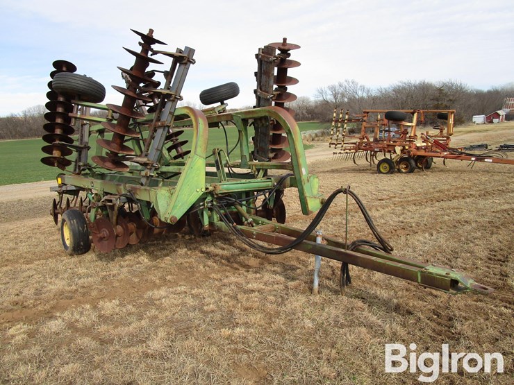 john-deere-335-image-3