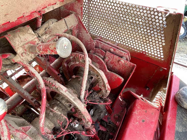 #3200-•-case-8575-square-baler-image-21