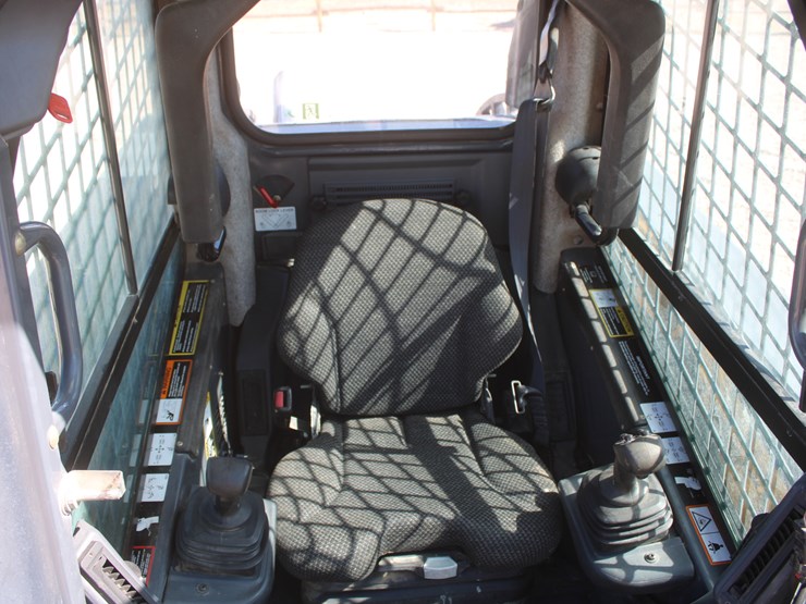 2011-deere-326d-image-21