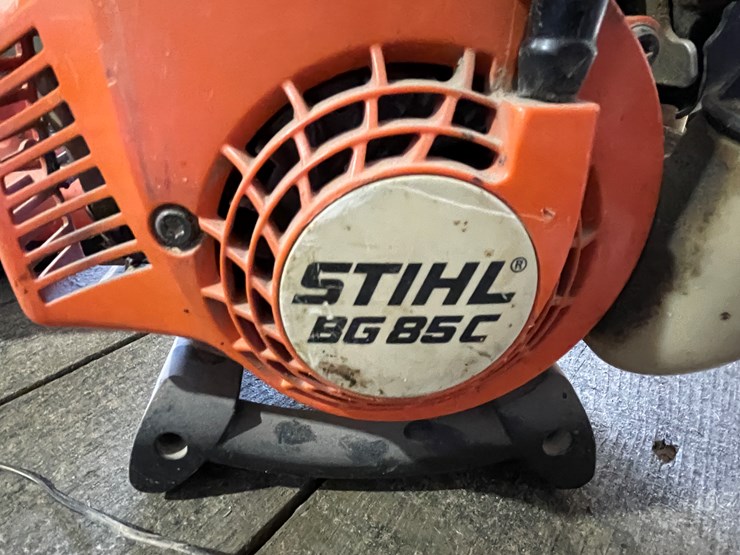 #7203-•-(2)-leaf-blowers-image-13